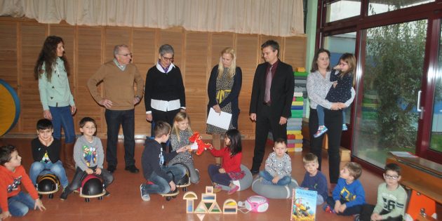 Riesenfreude bei den Kindern der Kita Am Graben: Diese erhielten aus den Händen der Ersten Kreisbeigeordneten Diana Stolz Stoff-Nibelungendrache Nila – vor allem aber hatte diese einen Förderbescheid für die Modernisierungsmaßnahmen in der Kita mit dabei. Foto: Benjamin Kloos