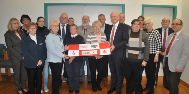 Der Vorstandsvorsitzende der Sparkasse Worms-Alzey-Ried, Dr. Marcus Walden, und die Gebietsdirektoren für Bürstadt und Lampertheim, Martina Desch und Marc Sittel, verteilten 6.800 Euro an die Vertreter wohltätiger Vereine im Ried. Foto: Benjamin Kloos 