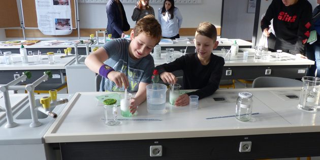 Beim Tag der offenen Tür in der EKS konnten die interessierten Viertklässler in die faszinierende Welt der Chemie hinein schnuppern. Foto: Franziska Hartmann