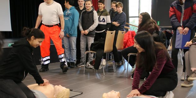 Lebensrettung durch Wiederbelebung mit Herzdruckmassage war das Thema, das der Leiter des Rettungsdienstes Kreis Bergstraße Dr. Manfred Scheuer den Schülern theoretisch und mit praktischer Übung näher brachte. Foto: Hannelore Nowacki