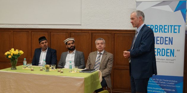 Jörg Lüling (r.) von der Baptistengemeinde sprach sich für ein respekt- und vertrauensvolles Miteinander mit der Ahmadiyya Muslim Gemeinde aus - hauptverantwortlich Vorsitzender (l.) Iftikhar Ahmad und Imam / Theologe Afaq Ahmad. Foto: Sigrid Samson