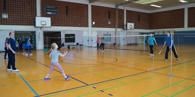 Auch die 8-jährige Maret hatte gemeinsam mit ihrem Vater Sven (l.) viel Freude am Ausprobieren des Badminton-Sports - Tipps gab Jugend- und Kassenwartin des Vereins, Susanne Winkelmann (2.v.r.). Foto: Sigrid Samson