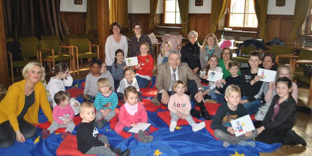 Bürgermeister Gottfried Störmer überreichte Spenden von je 150 Euro an sechs Kinderbetreuungseinrichtungen in Lampertheim. Foto: Benjamin Kloos