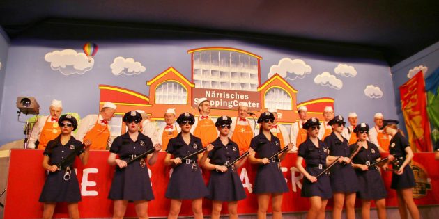 Mit dieser Garde der Kaufhaus-Cops war das närrische Shopping Center auf der sicheren Seite. Foto: Hannelore Nowacki