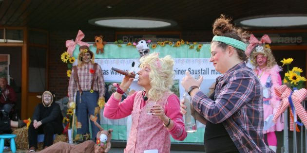 Bäuerin Bärbel ist mittendrin im Getümmel des Bauernhofs, wo die Kuh steppt und die Sau fliegt. Foto: Hannelore Nowacki