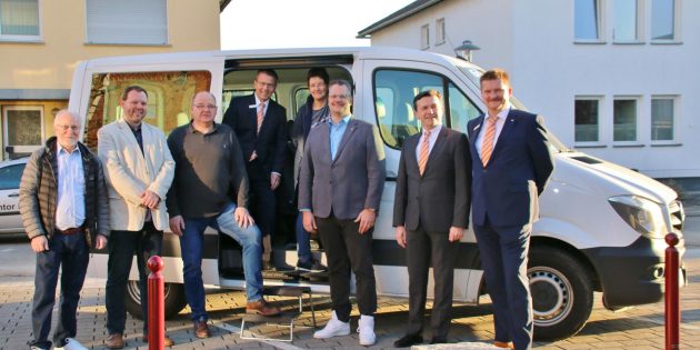Kirchenvorstand und die Vertreter der Volksbank zeigten sich sehr zufrieden. Der Einstieg in den neuen, gebrauchten Bus ist komfortabel, besonders wichtig für die Senioren in der Martin-Luther-Gemeinde. Im Bild (von links): Helmut Schollmeier, Bernhard Jilg, Pfarrer Ralf Kröger, Udo Lange (Volksbank), Claudia Schumacher, Daniel Götz, Hans-Jürgen Mehl (Volksbank) und Olav Diehl (Volksbank). Foto: Hannelore Nowacki