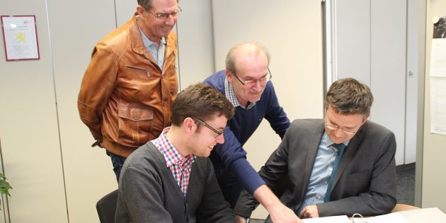Horst Schmitt (Mitte), Ansprechpartner der Stadt bei Fragen rund um das Thema Flüchtlinge, erläuterte Marius Schmidt (l.), Kurt Stass und Jens Klingler (r.) die Zahlen des hessischen Förderprogramms „Sport und Flüchtlinge“ aus dem vergangenen Jahr. Foto: Eva Wiegand