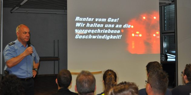 Diana Dusny stellt Ergebnisse der Schülerumfrage vor