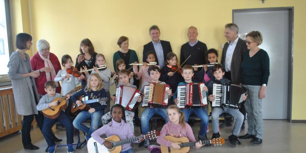 Ein Anfang mit Singen und Instrument