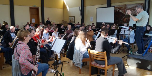 Die 65 Musiker der Katholischen Kirchenmusik Bürstadt bereiten sich gemeinsam mit ihrem Dirigenten intensiv auf das diesjährige Frühjahrskonzert am 31. März vor. Foto: Sigrid Samson