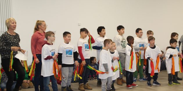 Mit Bewegungs- und Motivationslieder gestalteten die Schüler der Schillerschule den Auftakt zum Grüne Meilen-Sammeln. Foto: Eva Wiegand