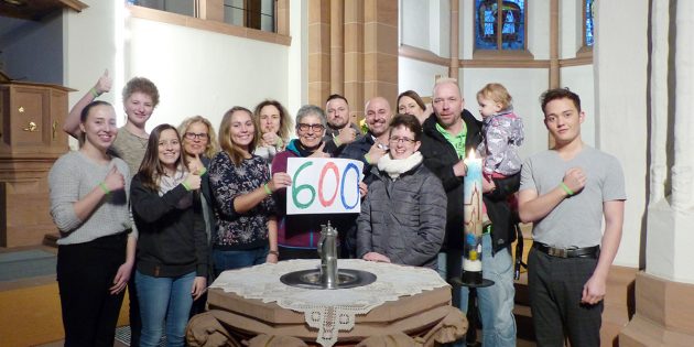 Die Kirchenjugend der Lukasgemeinde unterstützt die Stiftung „Athletes for Charity” mit einer Spende von 600 Euro. Foto: Franziska Hartmann