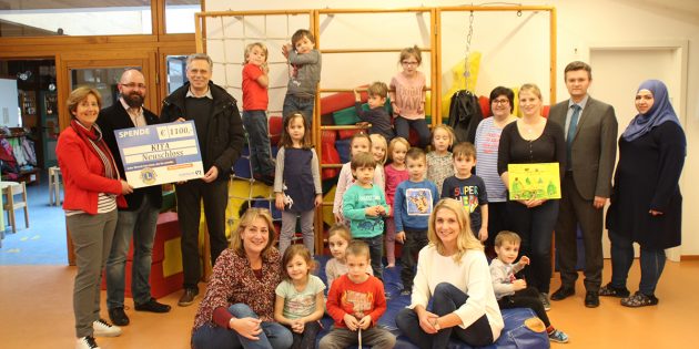 Glückliche Gesichter in der städtischen Kindertagesstätte in Neuschloss: Der Lions Club überbrachte eine 1.100 Euro-Spende, die in Kletter- und Spielelemente investiert wird. Foto: Eva Wiegand