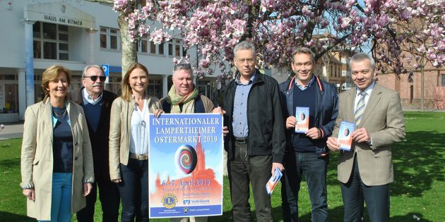 Die Mitglieder des Lions Club um Präsident Johannes Haefele (3.v.r.), Marktmeister Helmut Meister (4.v.l.) und Schirmherr Bürgermeister Gottfried Störmer (r.) freuen sich auch den Ostermarkt am ersten Aprilwochenende – dabei werden Straßenbäume bei der Dekoration im Fokus stehen, so wie die Magnolie auf dem Domplatz. Foto: Benjamin Kloos