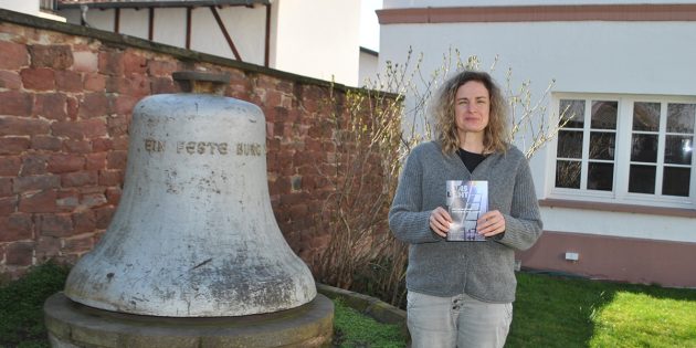 Gemeindepädagogin Birgit Ruoff freut sich auf den diesjährigen ökumenischen Jugendkreuzweg, der im Innenhof der Lukasgemeinde startet. Foto: Benjamin Kloos