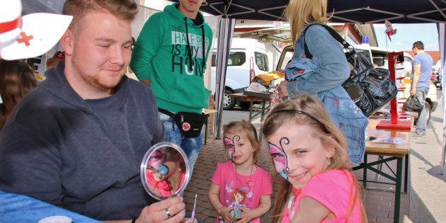 Beim Kinderfrühlingsfest warteten zahlreiche attraktive Angebote auf die Besucher – so wie das Kinderschminken. Foto: Hannelore Nowacki