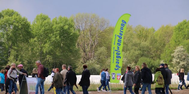 Die Spargelwanderung im Frühlingsgrün lockte Tausende aus nah und fern. Foto: Hannelore Nowacki