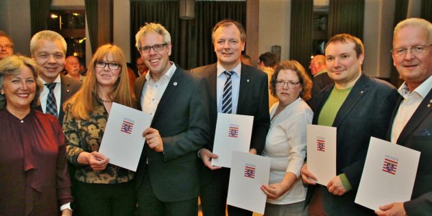 Landrat Christian Engelhardt (4. von links) überreichte fünf Landesehrenbriefe. Im Bild: Stadtverordnetenvorsteherin Brigitte Stass, Bürgermeister Gottfried Störmer, Bärbel Kronauer, Landrat Engelhardt, Stefan Nickel, Carmen Kunz, Gregor Simon und Edwin Stöwesand. Foto: Hannelore Nowacki