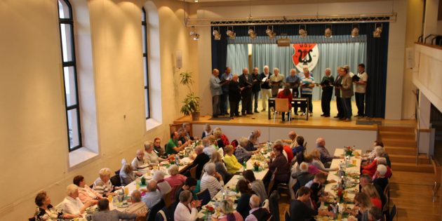 Kochkäs-Essen mit Musik beim MGV 1840 lockte rund 200 Gäste in die Notkirche. Auf der Bühne hier der Männerchor. Foto: Hannelore Nowacki