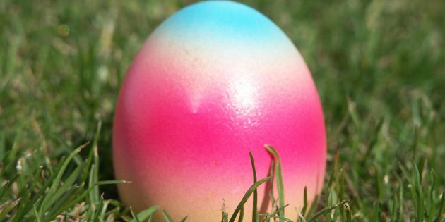 BUZ: Hüttenfelds Ostereierschießen ist für seine regenbogenfarbenen Ostereier bekannt. Foto: Ehret