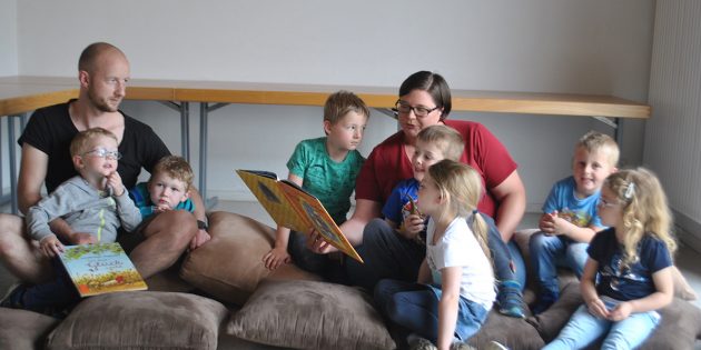 Gespannt lauschten die Kinder am Welttag des Buches in der KÖB Biblis den Geschichten, die Sabrina Mohr vortrug. Foto: Benjamin Kloos