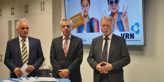 Freuen sich über das neue Angebot der Mobilitätszentrale: VRN-Geschäftsführer Volkhard Malik, Bürgermeister Gottfried Störmer und Bernd Isenhardt, Geschäftsführer der VTL (v.r.). Foto: Benjamin Kloos