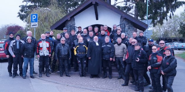 Die anwesenden Motorradfahrer des 1. Freiluft-Gottesdienstes an der Hubertus-Kapelle gemeinsam mit Pfarrer Rainer Heymach und Prädikant Jürgen Manske. Foto: Sigrid Samson