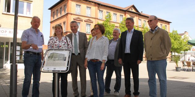 Freuen sich über die neue Schautafel, die Informationen zur Schillerschule bereit hält: Erich Maier, Sabine Störmer, Gottfried Störmer, Elzbieta Liermann, Beate Gündling, Dieter Goll, Ralph Butz und Hubert Simon (v.l.). Foto: Nadine Schütz
