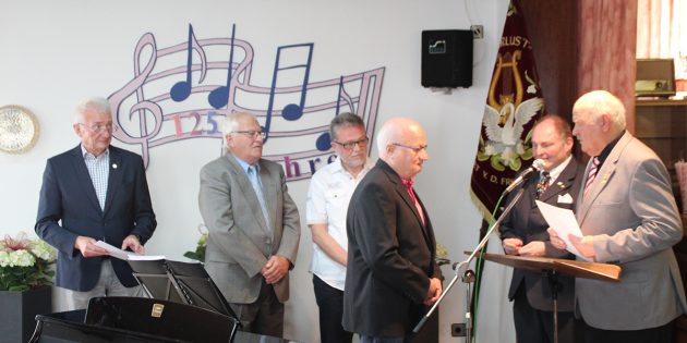 Im Rahmen der Jubiläumsfeierlichkeit wurden langjährige Mitglieder für ihre Vereinszugehörigkeit geehrt. Von links: Die Mitglieder Alfons Haag, Horst Rosenberger, Markus Winkler und Bernd Ofenloch wurden von Heinz Ritsert und Roland Gündling geehrt. Foto: Eva Wiegand 