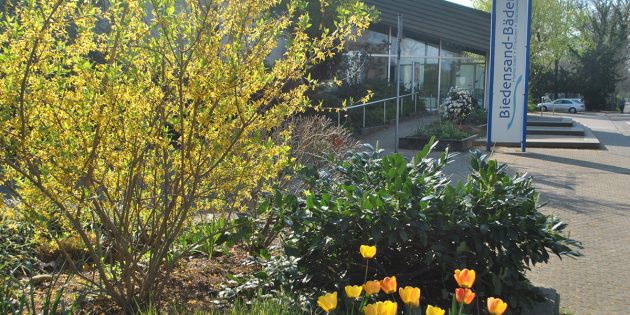Von außen sind die Maßnahmen bezüglich der Hallenbadsanierung noch nicht sichtbar, hier grüßt der Frühling – dennoch befinden sich diese bezüglich der geplanten Wiedereröffnung zum 1. März 2020 voll im Zeitplan. Foto: Benjamin Kloos