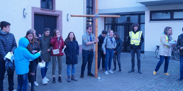 Im Innenhof der Lukasgemeinde startete der diesjährige Jugendkreuzweg in Lampertheim. Foto: Sigrid Samson