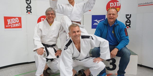 Starke Truppe vom 1. JC Bürstadt: Hinten Mirko Schwarzwälder, der zum zweiten Mal Deutscher Ü30-Meister wurde, und vorne Rainer Meffert, Michael Radig und Trainer Lothar Kilian. Foto: oh
