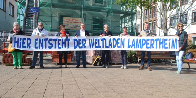 Hier entsteht der Weltladen Lampertheim: Die engagierten Mitglieder des Vereins „Eine Welt Lampertheim e.V.” freuen sich bereits gemeinsam mit den Vertretern der St. Andreas-Gemeinde auf die Eröffnung. Foto: Benjamin Kloos