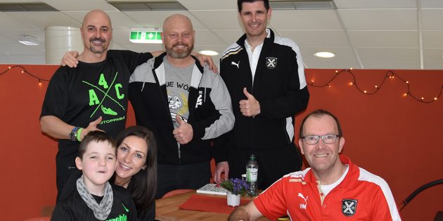 TVL-Fußballer spenden Pfandgelder für Delphintherapie von Damian