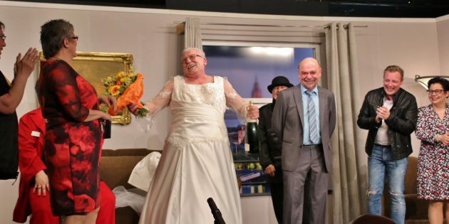 Bei den Sainäwwel gibt es immer etwas zu lachen – lustig gestaltete sich auch die Ehrung für Karl-Hans Reischert zum 325-maligen Bühnenauftritt. Foto: Hannelore Nowacki