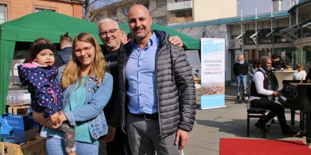 Bürgermeisterkandidat Marco Steffan mit Unterstützer Manfred Krämer und einer Lampertheimer Mutter, die einige Fragen an den Kandidaten hatte. Foto: Hannelore Nowacki