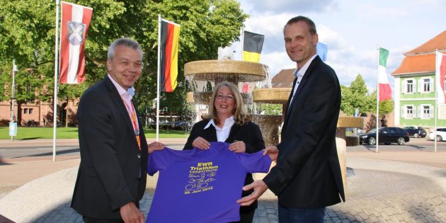 Mit dem 24. EWR-Triathlon am 30. Juni, veranstaltet vom DLRG-Ortsverband, findet erneut ein sportlicher Großevent in Lampertheim statt. Im Bild: Der Schirmherr, Bürgermeister Gottfried Störmer (links), DLRG-Vorsitzende Susanne Hanselmann und der stellvertretende Vorsitzende Michael Langer. Foto: Hannelore Nowacki