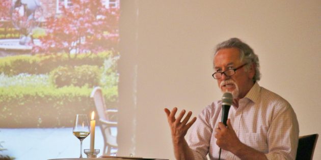 Unterhaltsam und informativ führte Karl Hans Geil die Gäste durch die Weinprobe des Fördervereins Domkirche. Foto: Hannelore Nowacki