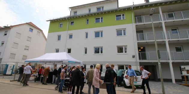 Beim Tag der offenen Tür feierte die Baugenossenschaft Lampertheim die Fertigstellung von 20 Sozialwohnungen im Heideweg 9 gemeinsam mit vielen Besuchern, die das Gebäude besichtigten und mit Vorstand und Mitarbeitern informative Gespräche führten. Foto: Hannelore Nowacki