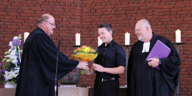 Pfarrer Ralf Kröger (links) und Pfarrer Adam Herbert führten Daniel Ott, den neuen Chorleiter des gemeinsamen Posaunenchors von Martin-Luther-Gemeinde und Lukasgemeinde, ins Amt ein.  Foto: Hannelore Nowacki