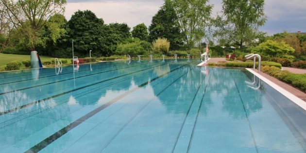 Lange Bahnen warten im Schwimmerbecken auf bewegungsfreudige Badegäste. Archivfoto: Hannelore Nowacki
