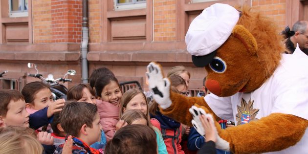 Großer Empfang bei der Eröffnungsveranstaltung der Projekte „Sicherer Schulweg“ und „Grüne Meile“ für den Kinderkommissar Leon im lebendigen Großformat. Foto: Hannelore Nowacki