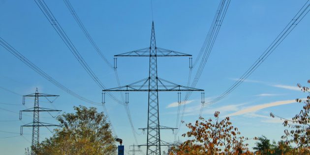 Nahe der Ostumgehung durchqueren die 380-Kilovolt-Wechselstromleitung das Stadtgebiet. Zukünftig sollen größere Strommasten zusätzlich Gleichstrom transportieren. Archivfoto: Hannelore Nowacki