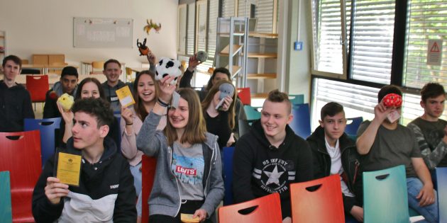 Beim Workshop der 9. Klassen zum Thema Impfen mit Dr. Cornelius Weidenauer vom Kreisgesundheitsamt konnten die Jugendlichen ihre Impfpässe prüfen lassen. Foto: Hannelore Nowacki