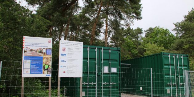 Im verlängerten Ulmenweg arbeitet diese Anlage im Rahmen der Grundwasserreinigung.  Foto: Hannelore Nowacki