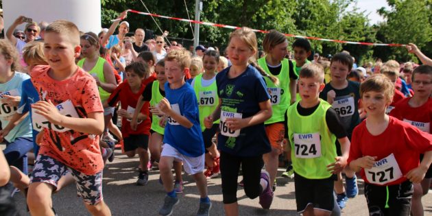 Spaß am Laufen zeigten die Teilnehmer des Schüler-Laufs über 1.800 Meter beim Start. Foto: Hannelore Nowacki