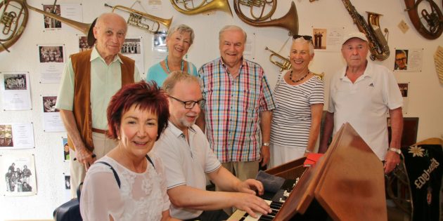 Im Musikzimmer zeigt die alte Hammond-Orgel manchmal wie hier beim Tag der offenen Tür vor einem Jahr ganz frischen Schwung. Im Bild hinten in der Mitte Edgar Gräf, der schöne Oldtimer und historische Musikinstrumente sammelt, an den Tasten Gregor Winkler mit Bürgermeisterin Barbara Schader. Archivfoto: Hannelore Nowacki