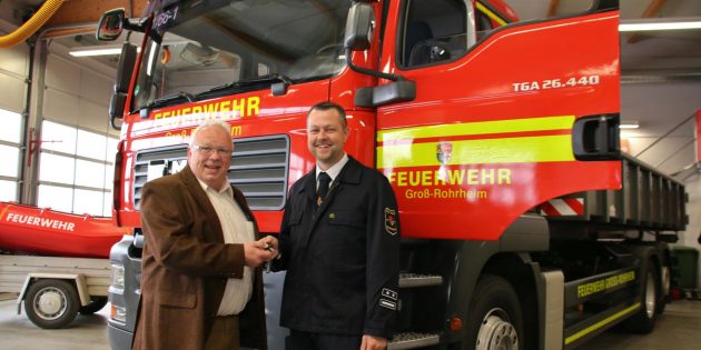 Symbolische Schlüsselübergabe von Bürgermeister Rainer Bersch an Gemeindebrandinspektor Rainer Donnerstag. Foto: Hannelore Nowacki