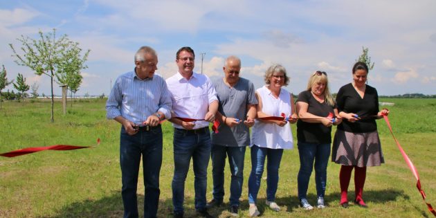 Das rote Band wurde als Zeichen der Einweihung durchschnitten – zur Schere griffen Bürgermeister Gottfried Störmer (von links), Ortsvorsteher Alexander Scholl, Claus und Andrea Hilsheimer vom TV Hofheim und Charlotte Laible-Bär von den Landfrauen sowie Carmen Daramus, bei der Stadt Lampertheim im Stadtmarketing zuständig für Tourismus- und Freizeitmanagement. Foto: Hannelore Nowacki