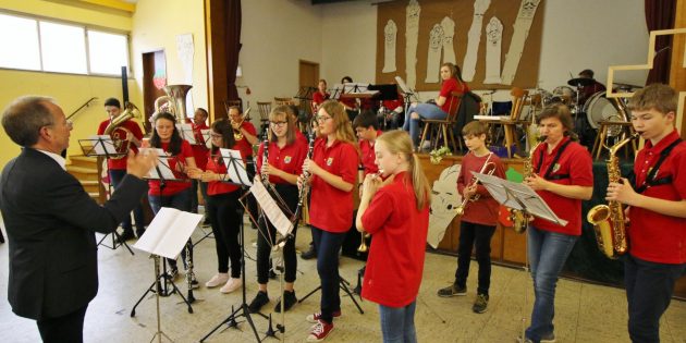 Mit schwungvollen Melodien leitete das Newcomer-Orchester unter der Leitung von Helmut Baumer das Unterhaltungsprogramm zum KKMV-Spargelfest ein. Foto: Hannelore Nowacki